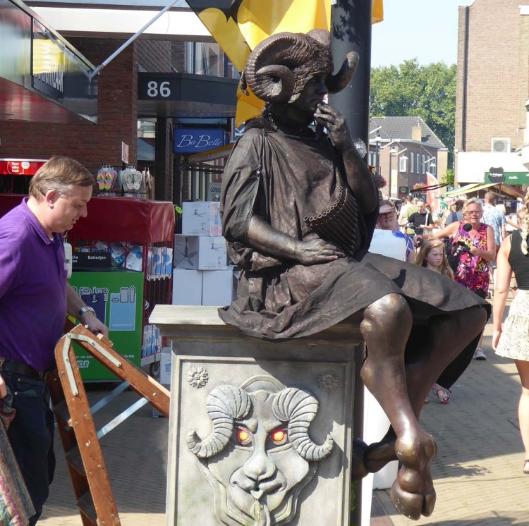 Warm en druk Living Statues and Art Festival