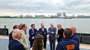 Album afbeelding 1: Foto 2: De SGP-delegatie in gesprek met actievoerders Joop Keesmaat en Kees van der Hel.