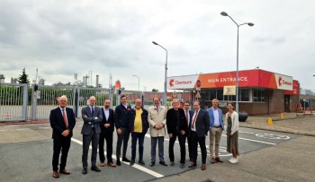 Album afbeelding 2: Foto 3: De SGP-delegatie voor de poort van Chemours met Bert-Jan Ruissen in het midden tussen actievoerders Joop Keesmaat en Kees van der Hel.