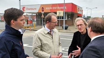Album afbeelding 3: Foto 4: Bert-Jan Ruissen voor de poort van Chemours in gesprek met actievoerder Joop Keesmaat.