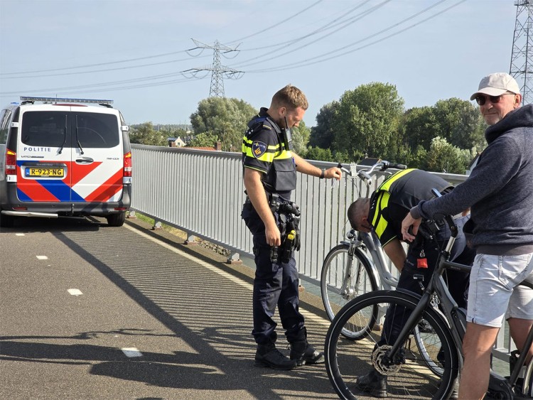 Hulpdiensten bij spoorbrug in actie voor mogelijke drenkeling