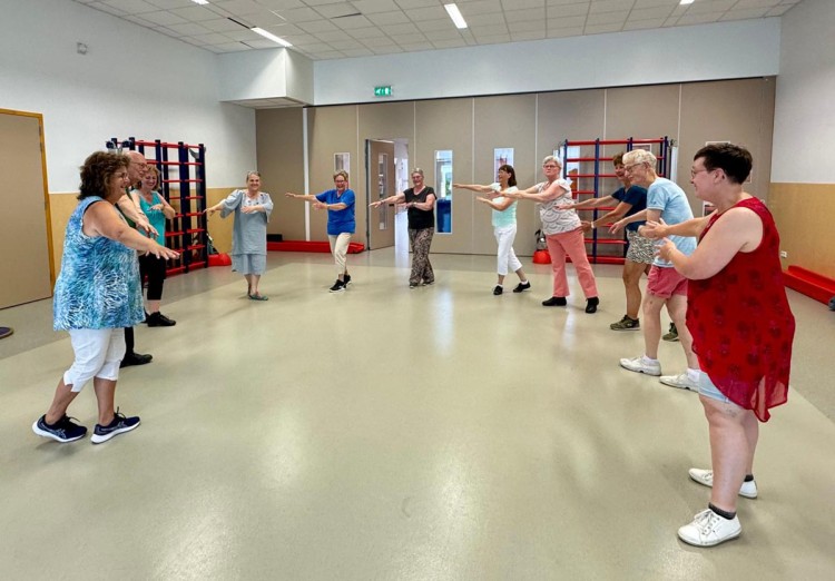 Volksdansgroep Talima: gezellig en sportief dansen met elkaar op wereldmuziek