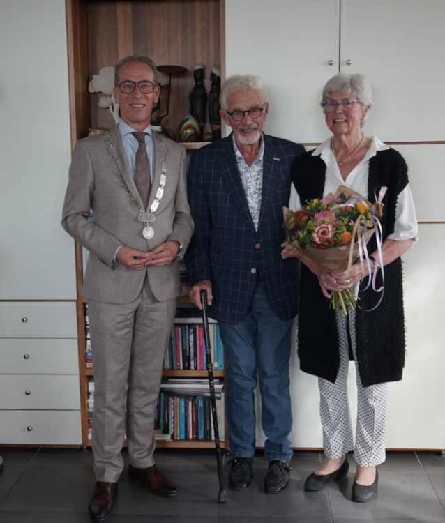 Bezoek van burgemeester de Vries aan het 65-jarig bruidspaar de Winter-Stolk