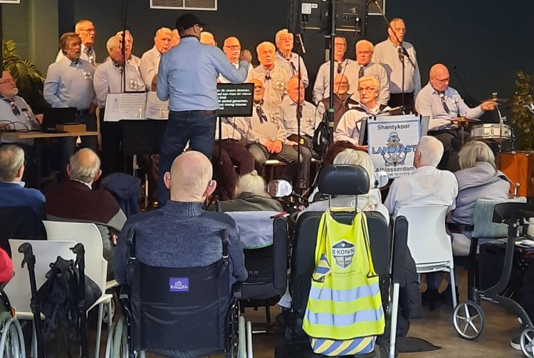 Shantykoor Landvast geeft optreden in Waerthove