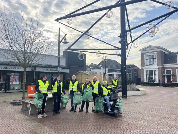 Zwerfafval Kerkbuurt en Burgemeester Winklerplein opgeruimd door schoonmaakteams ASVZ
