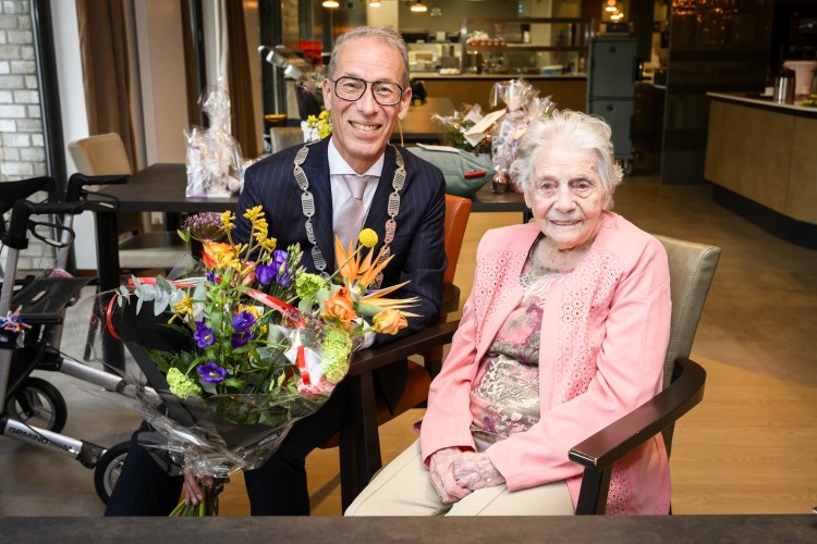 Burgemeester Jan de Vries bezoekt 102‑jarige Barbara Ouwerkerk-Knoop