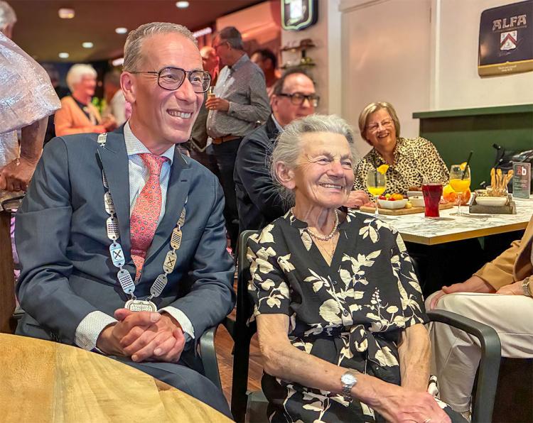 Burgemeester Jan de Vries bezoekt 100-jarige mevrouw Prins- Kraaijeveld