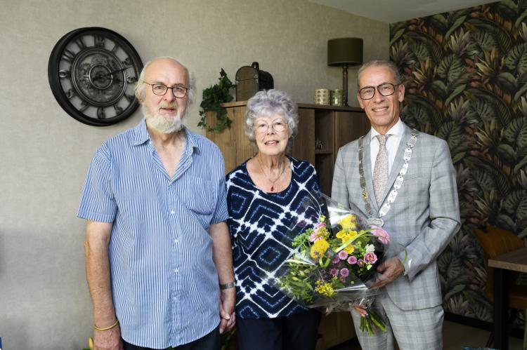 Burgemeester Jan de Vries bezoekt echtpaar de Groot