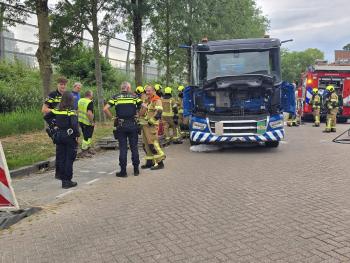 Knal en flinke rookontwikkeling bij vrachtwagenbrand aan de Leeghwaterstraat