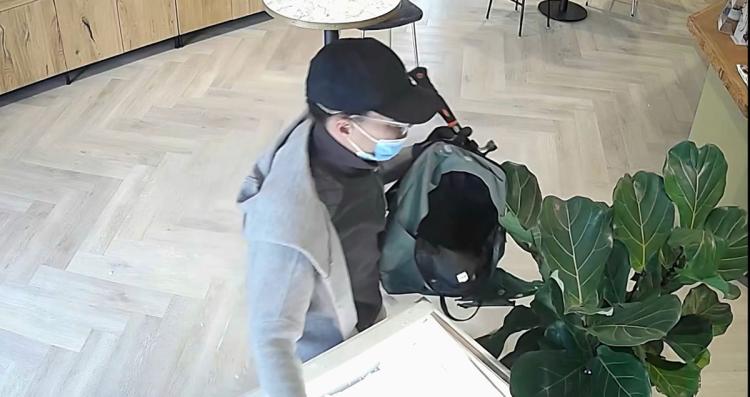 Politie zoekt verdachte van overval op juwelier Kerkbuurt