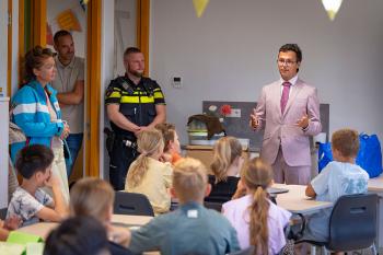 Leerlingen Anne de Vriesschool controleren snelheid voor verkeersveiligheid