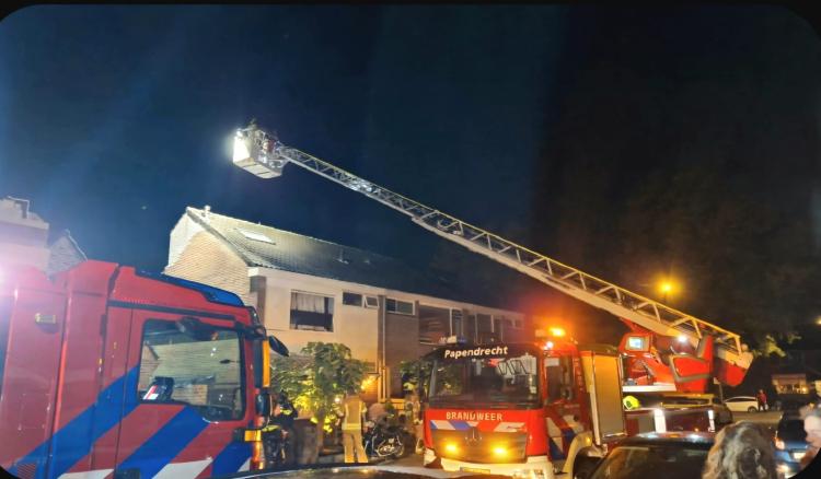 Brandweer met spoed naar schoorsteenbrand bewoners tijdig naar buiten