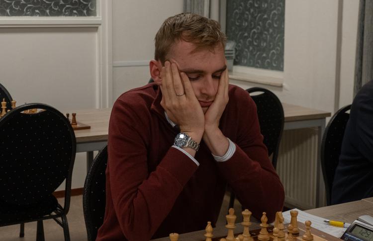 Herfst slaat toe bij schakers: knokremises troef