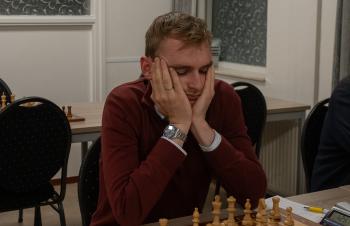 Herfst slaat toe bij schakers: knokremises troef