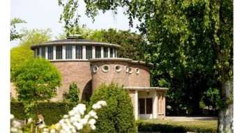 Album afbeelding 2: Beeld van Thuredrith-aula op de algemene begraafplaats. Ds. Muilwijk en zijn twee kleinkinderen zijn op het oudste deel ter aarde besteld