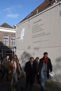Album afbeelding 6: Archief /foto: Biograaf Wim Huijser langs het gedicht op weg naar het Buddingh plein achter de stadsbieb