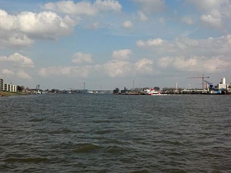 Stremmingen voor scheepvaart over Beneden-Merwede door werk aan Papendrechtse brug