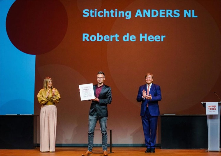 Koningspaar rijkt groeicertificaat uit aan stichting Anders