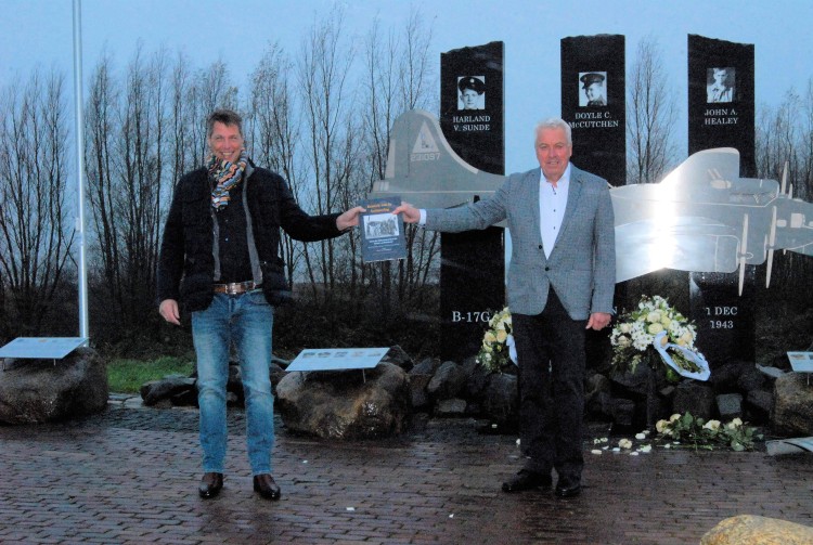 Uitreiking uniek boek over de luchtoorlog boven de Alblasserwaard Deel 2