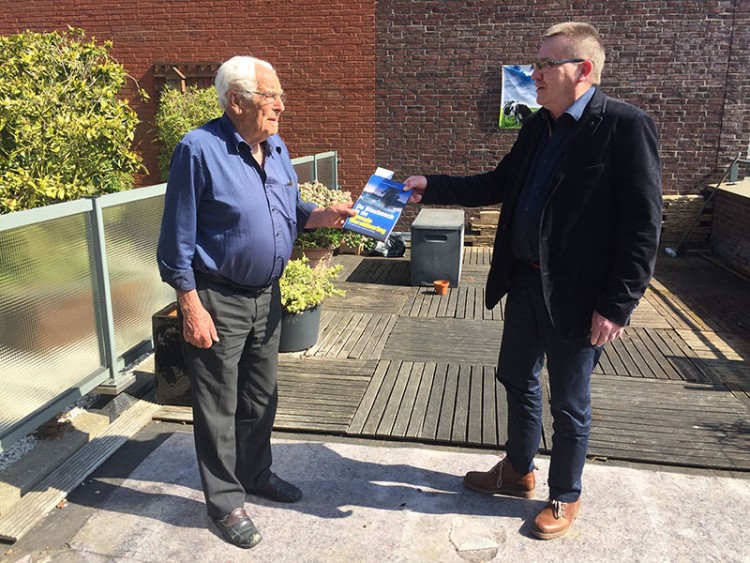 95-jarige verzetsstrijder Fokko Spier ontvangt boek over De Biesbosch in oorlogstijd