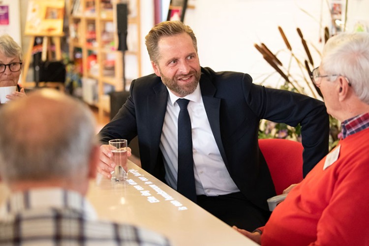 Hugo de Jonge brengt een verrassingsbezoek aan Odensehuis