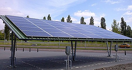 Zonnepanelen op dak gemeentekantoor Sliedrecht