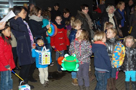 Lampionnenoptocht naar kinderkerstfeest in de Gereformeerde Kerk