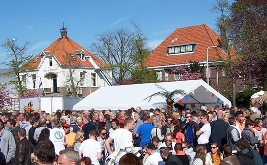 Oranjevereniging Sliedrecht past plannen Koningsdag aan: Tent geplaatst op het Dokter Langeveldplein