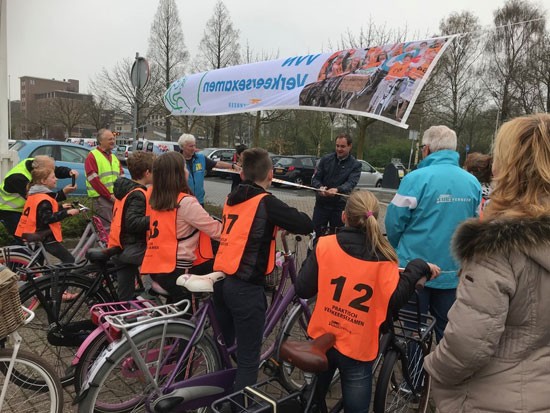 Basisschoolleerlingen doen verkeersexamen