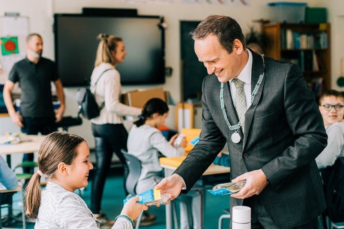 Gemeente deelt vuurwerkbrillen uit