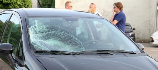 Fietser belandt op voorruit afslaande auto en loopt rugletsel op