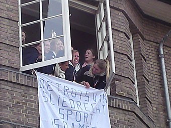 Volleybaldames gehuldigd in oude Gemeentehuis