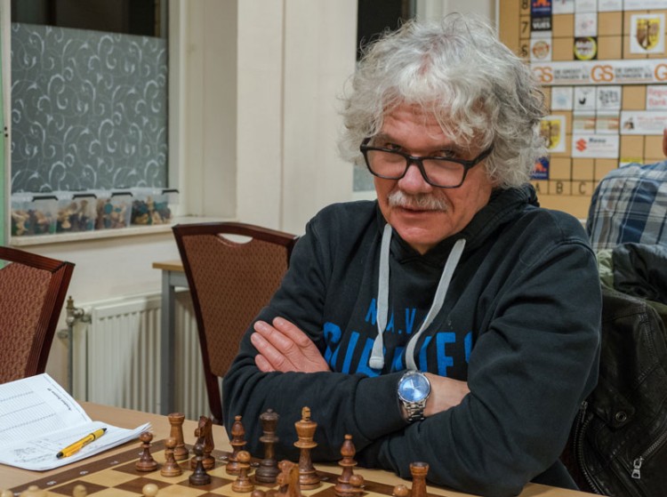 Kees Wessels doet Onlinenaam eer aan bij start schaakcompetitie