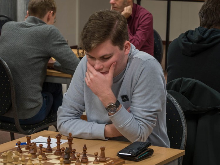 Eerste schaakteam wint na zinderende wedstrijd van concurrent