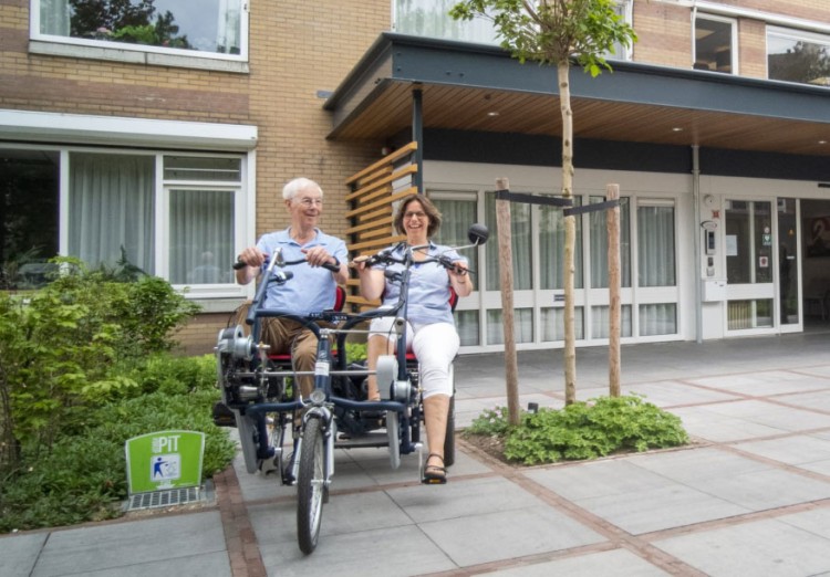 Vrienden van Waardeburgh schenken duo-fiets aan Overslydrecht