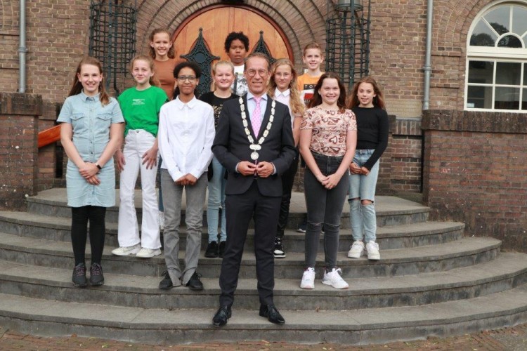 Nieuwe kinderraad beëdigd door burgemeester Jan de Vries