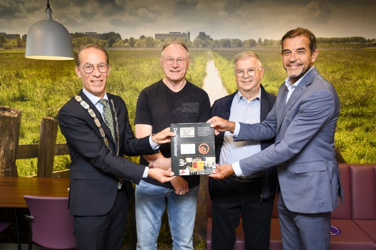 Gemeente schenkt boek De Bonkelaar aan Albert Schweitzerziekenhuis