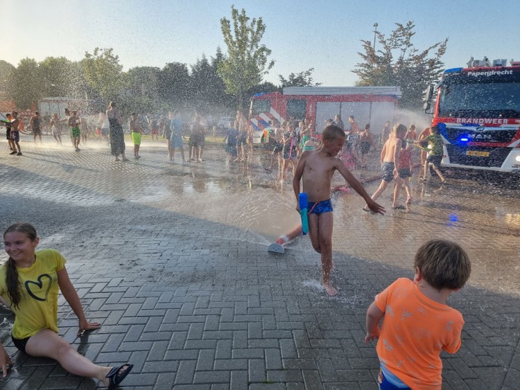 Brandweer organiseert 'Waterspektakel' om af te koelen
