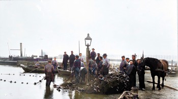 Album afbeelding 2: Het vissersvolk van de zalmzegenvisserij nabij de Kop van het Land rond 1910